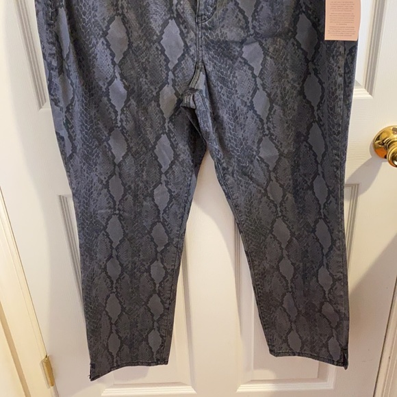 NWT NYDJ SNAKESKIN PRINT SLIM STRAIGHT ANKLE JEANS - Picture 5 of 8